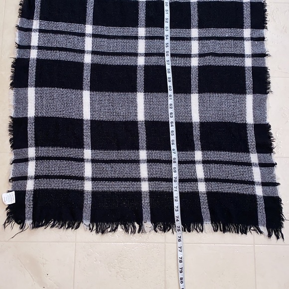 Black & White Woven Check Blanket Scarf/ WRAP 🖤HUGE! 28 x - Picture 6 of 9